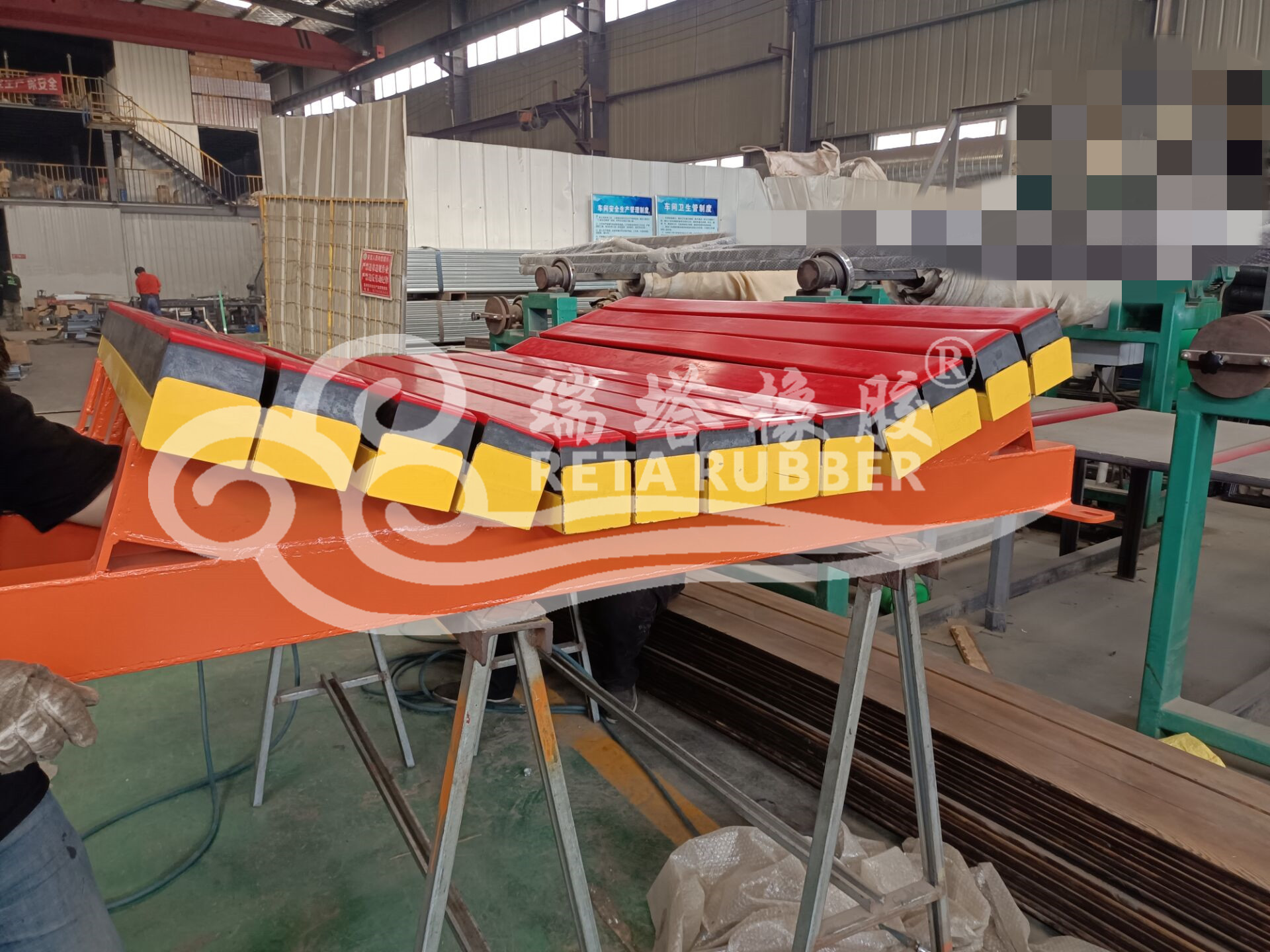 客戶定購(gòu)輸送機(jī)落料點(diǎn)耐磨緩沖床發(fā)貨  